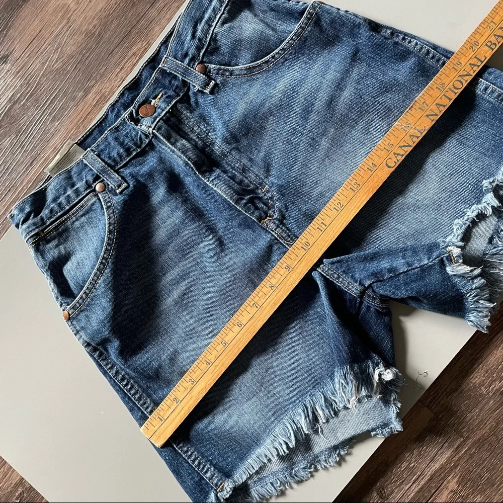 NWT Wrangler Cowboy Cut Slim Fit Cut Off Blue Jean Denim Shorts Sz 3/4 Rodeo